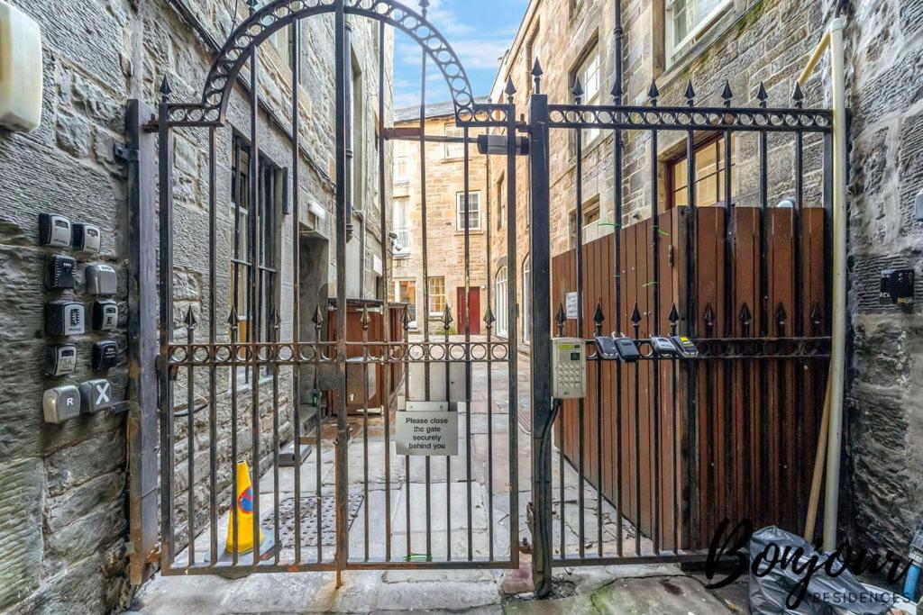 Spacious 2Br-1Ba - Grassmarket - Free Parking By Bonjour Residences إدنبرة المظهر الخارجي الصورة
